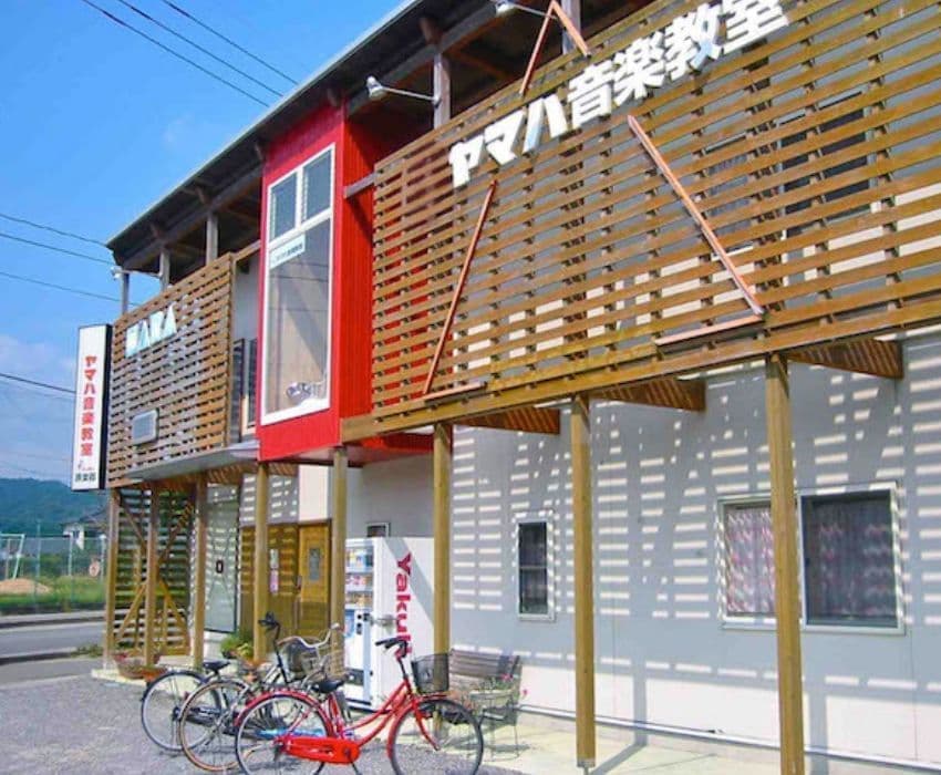 木でできた小学校前の音楽教室築地センター
